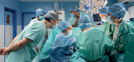 chirugiens dans un bloc opératoire au cours d'une chirurgie