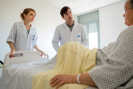médecins au lit du patient