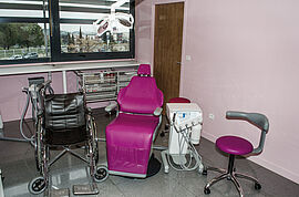 fauteuil et matériel dentaires pour personnes handicapées dans les locaux du centre de soins dentaires - Agrandir l'image (fenêtre modale)