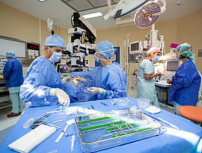 Ophtalmologie : chirurgie en bloc opératoire - Agrandir l'image (fenêtre modale)