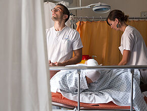 2 soignants au chevet d'un patient - Enlarge picture (modal window)