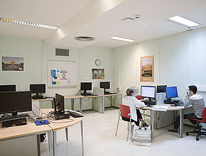 Des étudiants font des recherches dans la salle informatique du Centre de Documentation de l'IFMS - Enlarge picture (modal window)