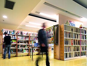 Des étudiants se déplacent entre les rayonnages  dans le Centre de Documentation de l'IFMS - Enlarge picture (modal window)
